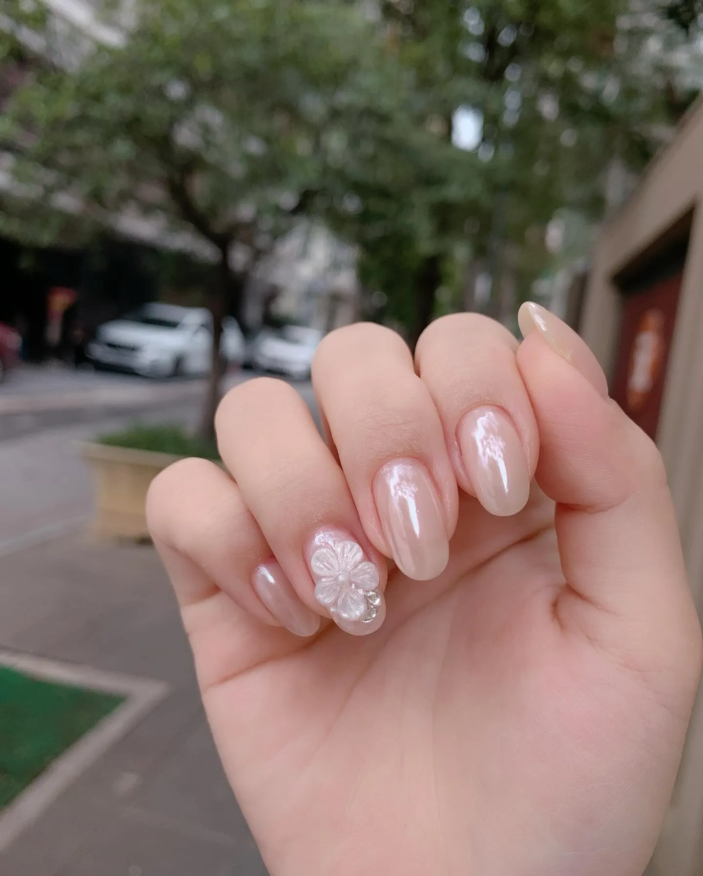 peachy nude oval floral accent nails