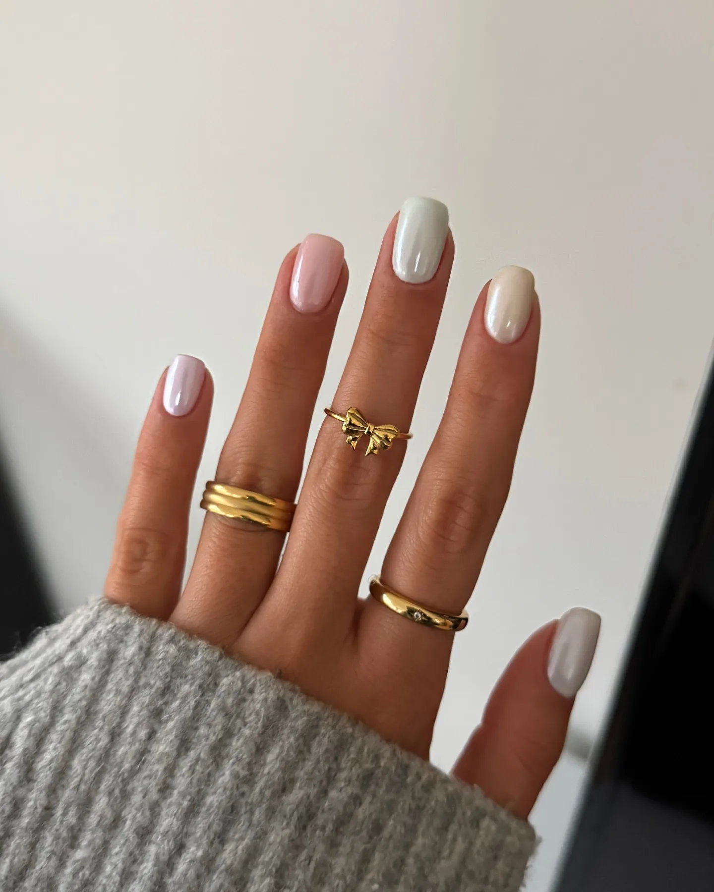 neutral oval glossy gradient nails