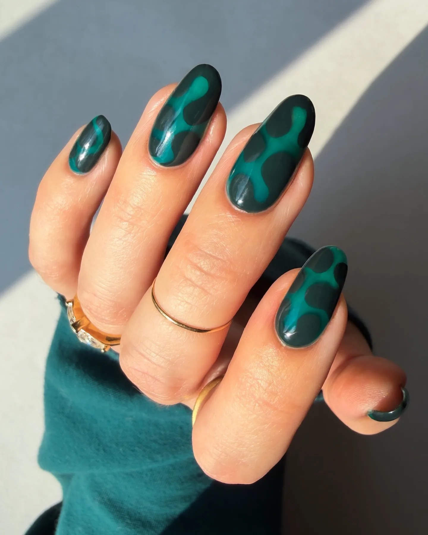 green marble oval glossy nails