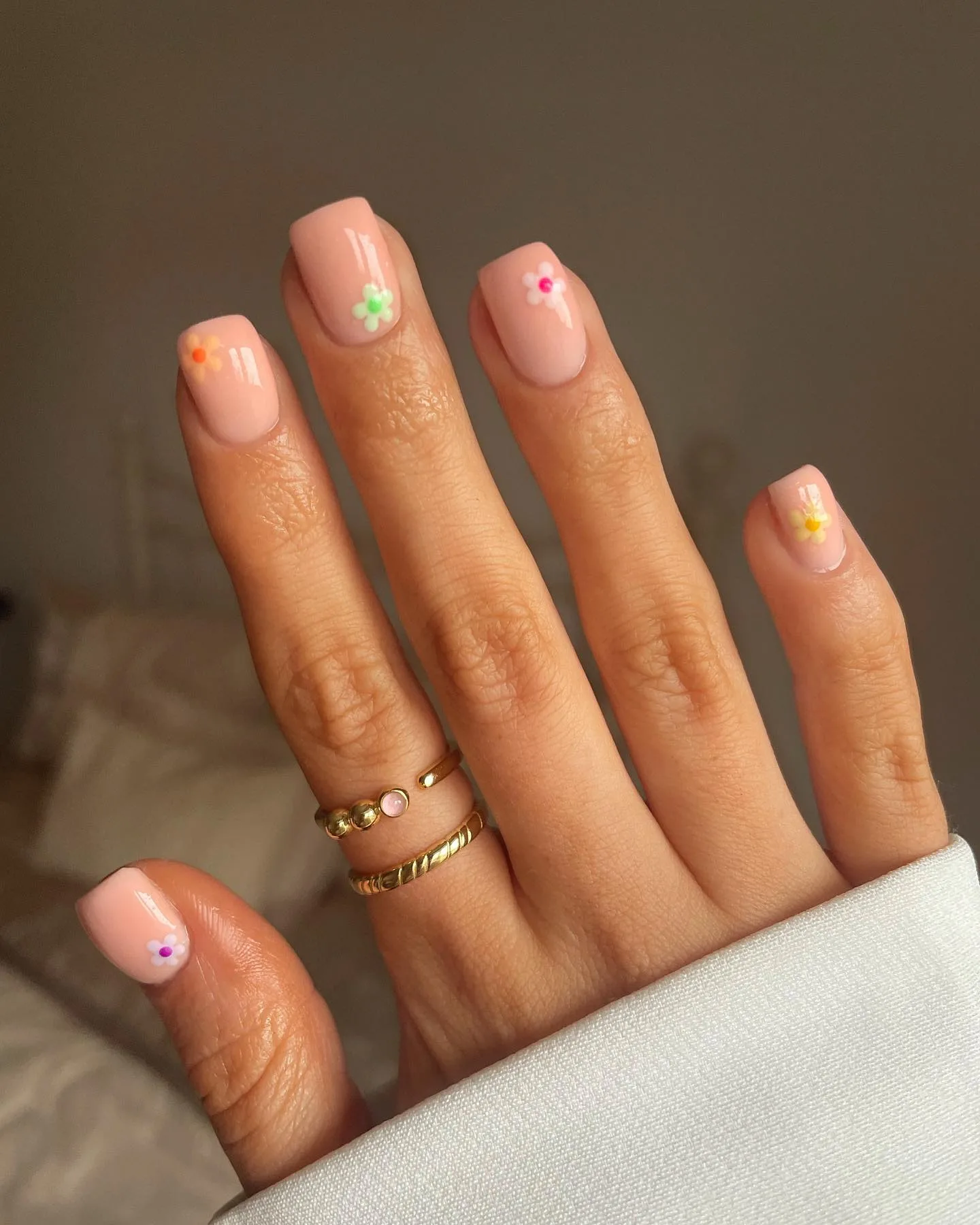 peachy pink oval floral accent nails