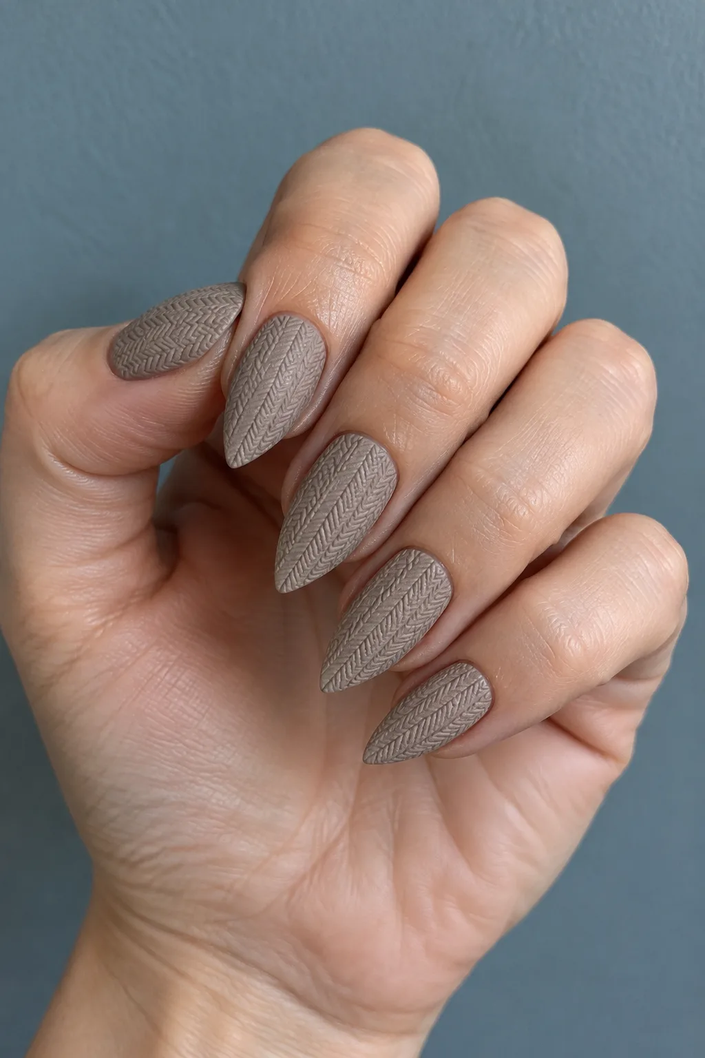 Taupe herringbone sweater nails on short stiletto nails