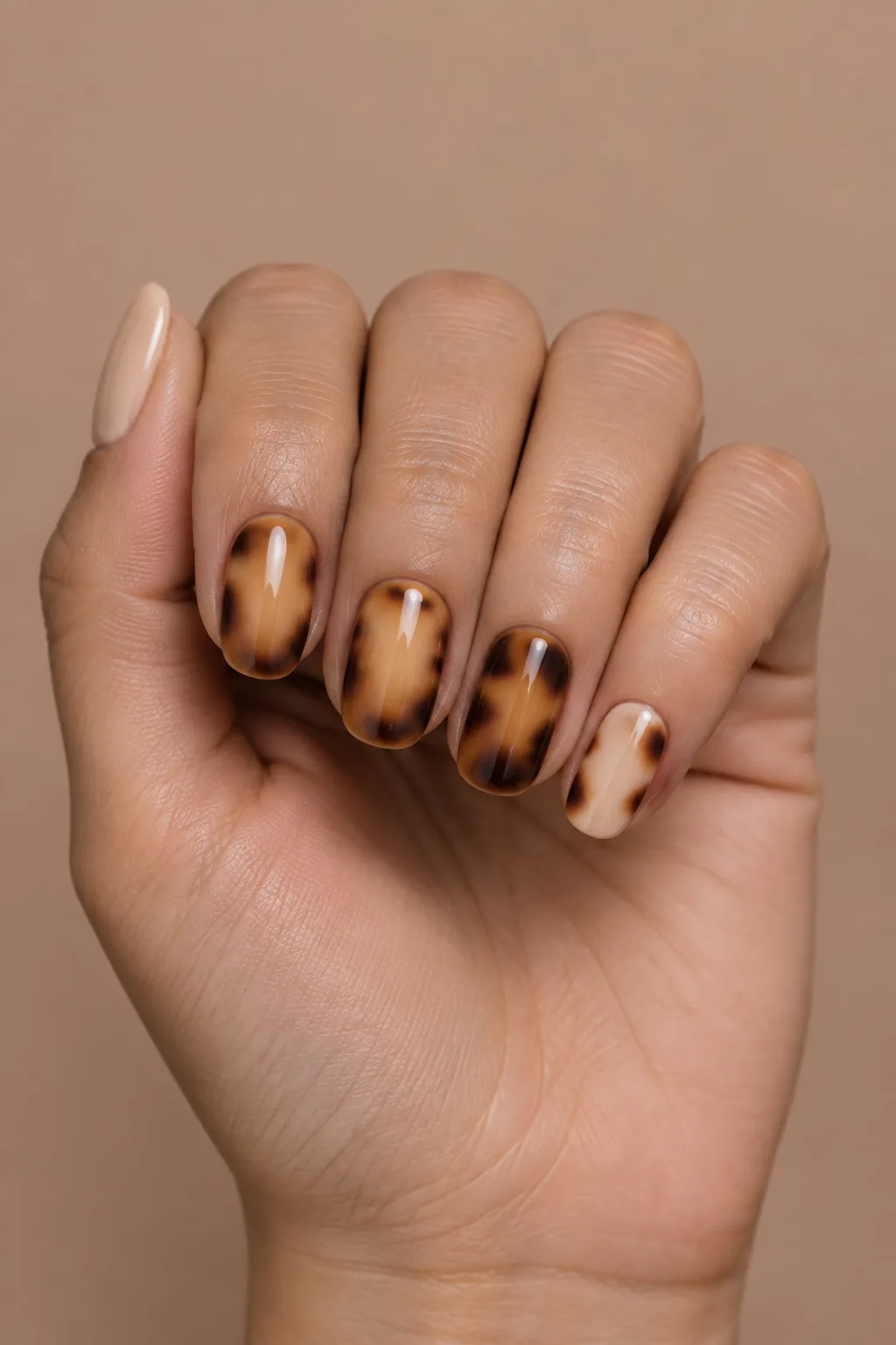 Aura tortoiseshell nails with caramel glow and dark blurred edges
